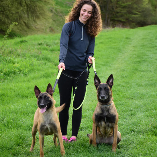 laisse double pour chien coloris vert femme deux berger allemand