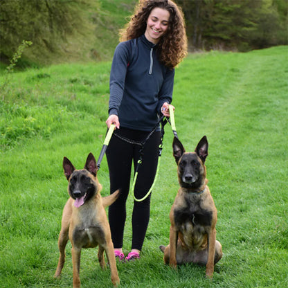 laisse double pour chien coloris vert femme deux berger allemand