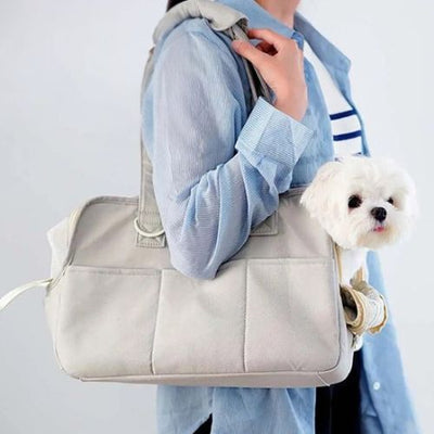 sac de transport pour chien bandoulière femme avec canin