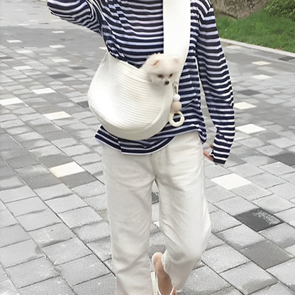 sac-de-transport-pour-chien-de-couleur-blanche