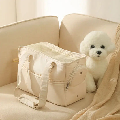 sac de transport pour chien sur divan