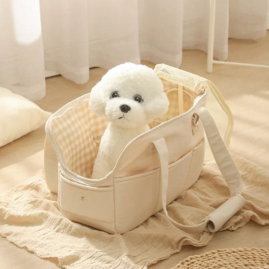 sac de transport pour chien sur couverture sur sol