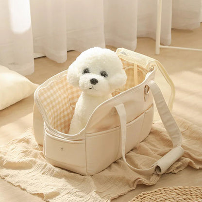 sac de transport pour chien sur couverture sur sol