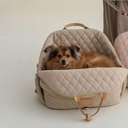 sac-pour-transporter-un-chien-brun-par-terre-avec-canin