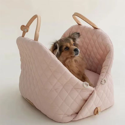 sac-pour-transporter-un-chien-rose-ouvert-avec-canin-dedans